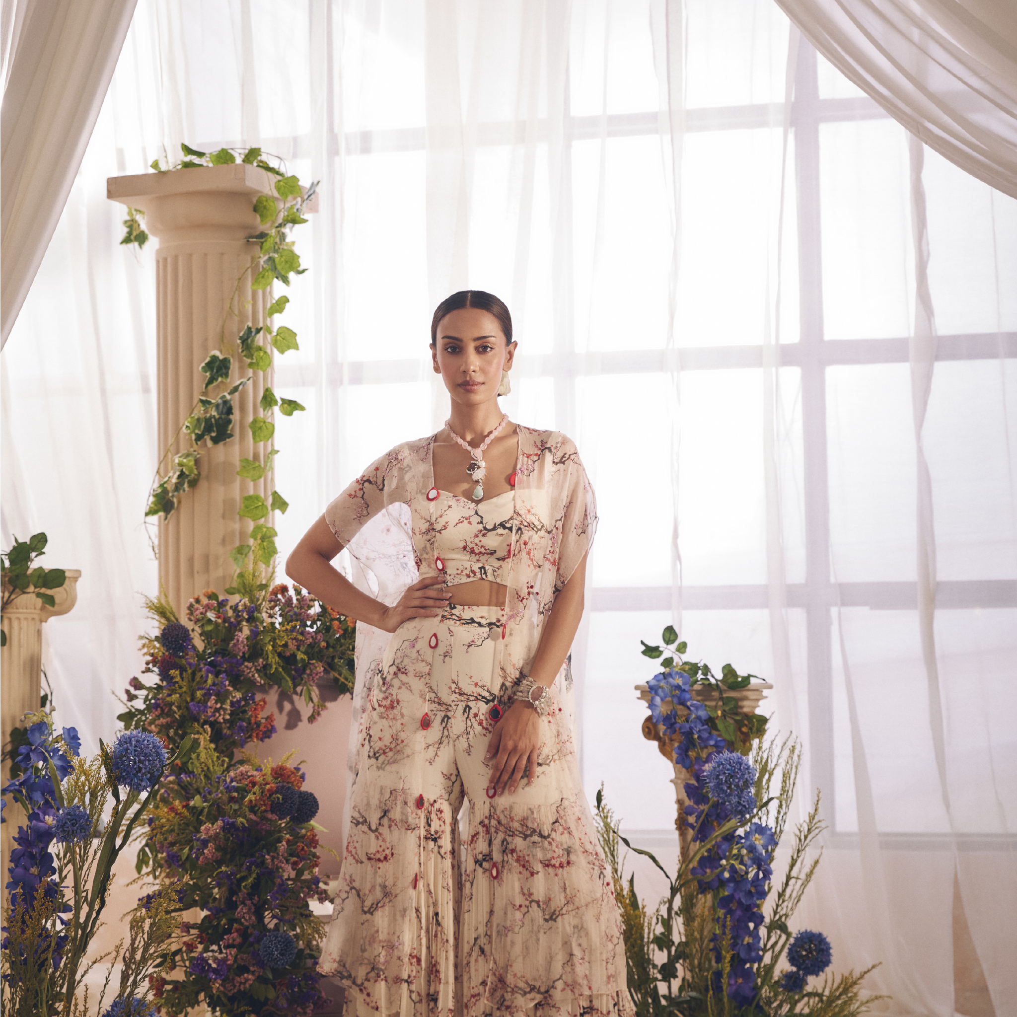 BELLA SHARARA CAPE SET